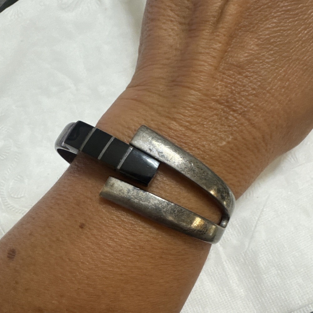 Taxco Sterling Silver 925 Mexico Onyx Hinged Bangle Cuff Bracelet